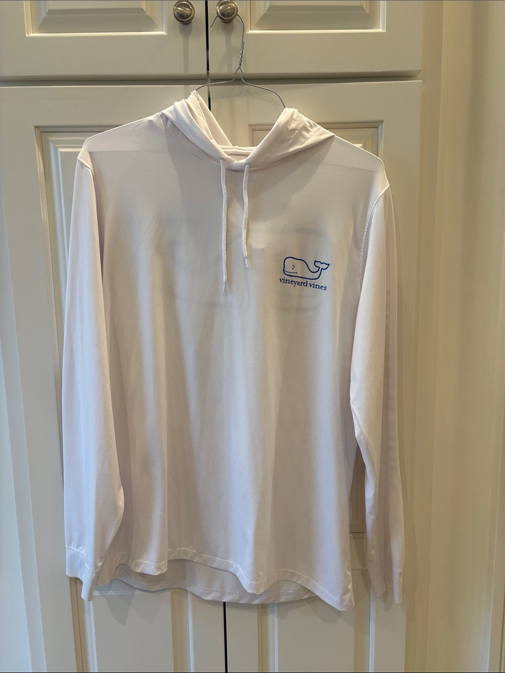 Vineyard Vines Men’s White Long-Sleeve Hooded Swim Shirt with Blue Whale Logo
